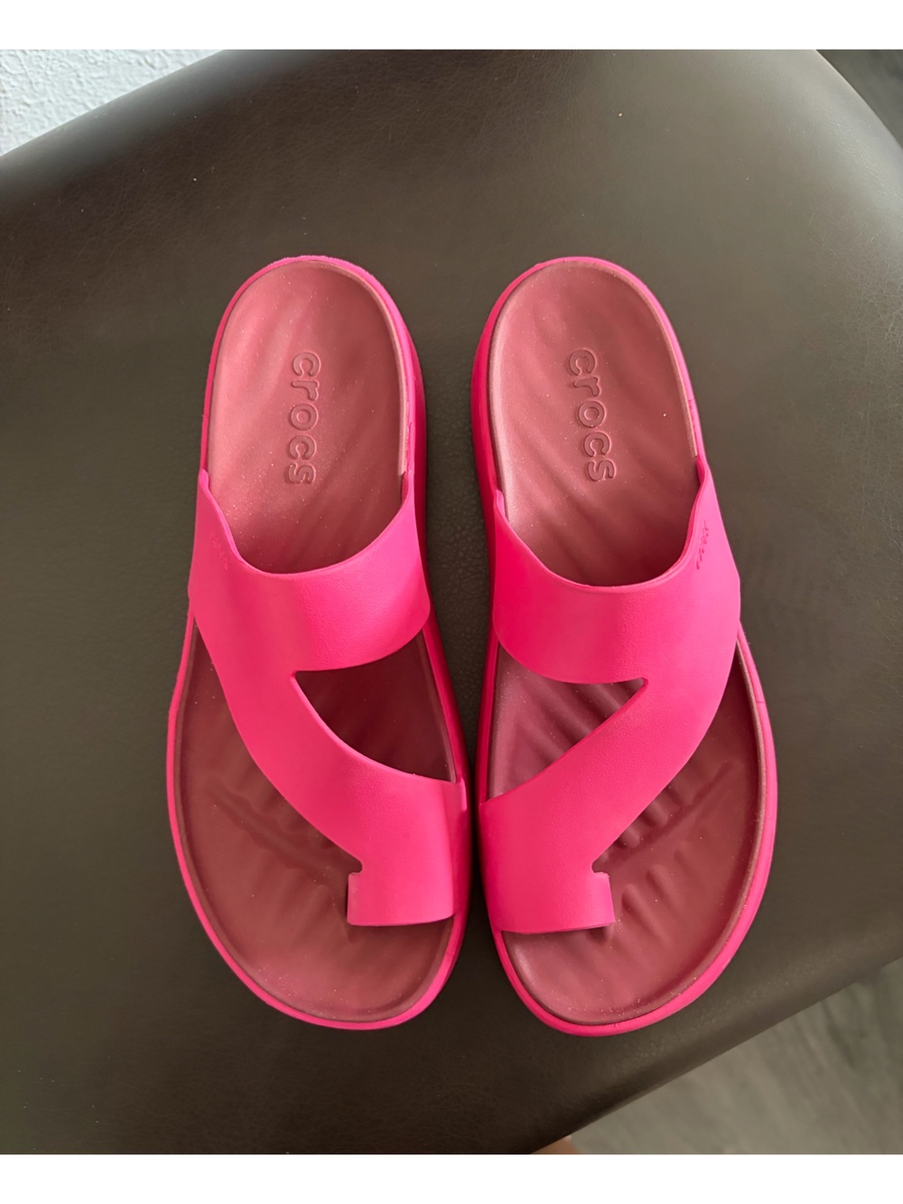 CROCS Women’s Neon Pink Platform Flip Sandals - Picture 2 of 4